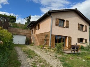 Photo d'une façade de maison avec un escalier extérieur et une porte de garage