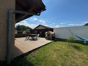 Photo d'une terrasse en bois à l'arrière d'une maison