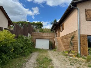 Photo d'une porte de garage depuis le terrain d'une maison