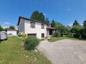 Photo d'une maison à deux étage sur un terrain